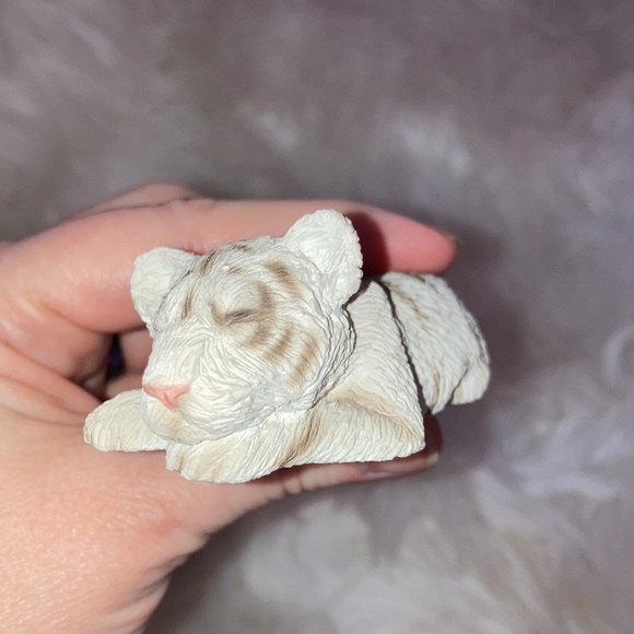 SANDICAST Vintage Sleeping White Tiger Cub Figurine - Picture 12 of 12